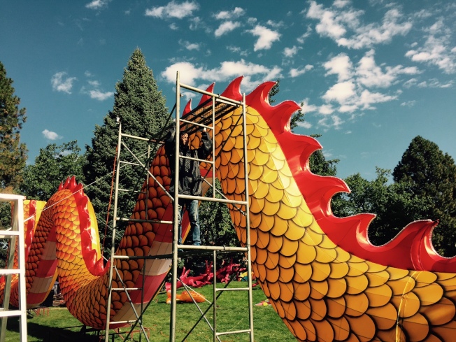 工作人员在安装长龙.